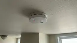 Czujnik czadu z czerwoną diodą sygnalizuje alarm. Dowiedz się, przy jakim stężeniu włącza się czujnik czadu, by zapewnić bezpieczeństwo.