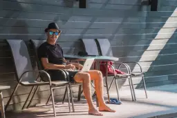 Grasz i zwiedzasz – jak połączyć podróże z zarabianiem online?