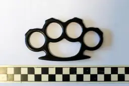 Kastet: Jak wygląda? Prawo, konsekwencje i mit samoobrony