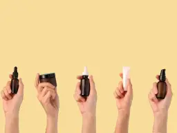 Peelingi przy trądziku: jaki wybrać? Przewodnik po składach i typach