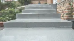 Co na schody zewnętrzne? Najlepsze materiały i ich właściwości