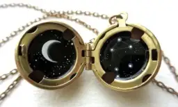 Wisiorek z księżycem co oznacza? Odkryj jego tajemnicze znaczenie