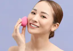 Gąbka do makijażu: jak używać, by makijaż wyglądał jak druga skóra?