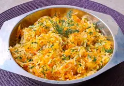 Surówka z kiszonej kapusty – idealne dania, które do niej pasują