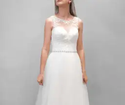 Jaki dekolt sukni ślubnej do małego biustu, aby wyglądać zjawiskowo?