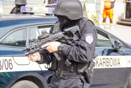 Umundurowanie KAS: Kluczowe informacje o mundurach funkcjonariuszy