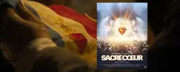 Dłoń trzyma flagę z Sercem Jezusa. Obok plakat filmu "Sacré Cœur", przypominający o dniach których nie znamy.