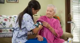 Opiekunka środowiskowa: gdzie może pracować i jakie ma możliwości?