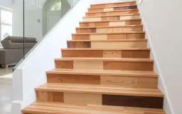 Schody jesion czy dąb: który wybór jest lepszy dla Twojego domu?