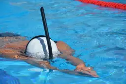 Jak pływać kraulem bez zmęczenia? Odkryj sekrety techniki