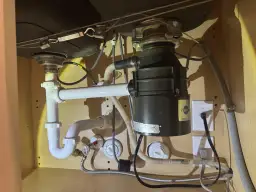 Jak podłączyć wąż odpływowy zmywarki, aby uniknąć przecieków?