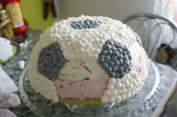 Jak zrobić tort w kształcie piłki nożnej - proste przepisy i porady