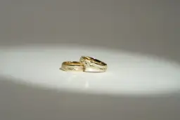 Jak powinna leżeć obrączka, aby uniknąć dyskomfortu i otarć