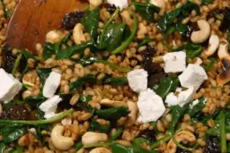 Kasza pęczak ze szpinakiem i suszonymi pomidorami