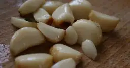 Sos z pieczonego czosnku - kulinarny game changer w Twojej kuchni