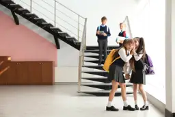 Co ubrać na zakończenie roku szkolnego, aby uniknąć modowej wpadki?