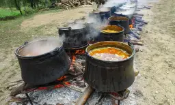 Kuchnia polowa grochówka grill – smak tradycji i wyjątkowe doznania