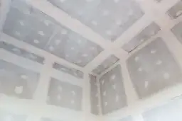 Czy gruntować płyty gk przed gładzią? Uniknij problemów z przyczepnością