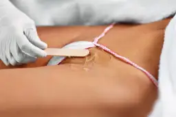 Depilacja brazylijska: Przewodnik przed pierwszym zabiegiem czy boli?