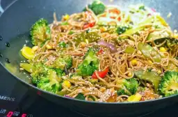 Makaron chow mein: Czy jest zdrowy? Analiza i zdrowe alternatywy
