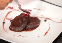 Elegancko podany schab z jelenia, polany sosem z owoców leśnych. Idealny przykład, jak przygotować schab z jelenia na specjalną okazję.