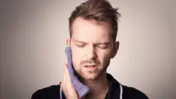 Jak zmniejszyć opuchliznę po wyrwaniu zęba? Szybka ulga i gojenie.