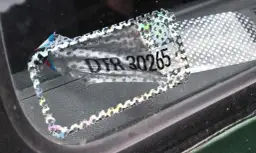 Jak usunąć naklejkę rejestracyjną z samochodu bez uszkodzeń szyb