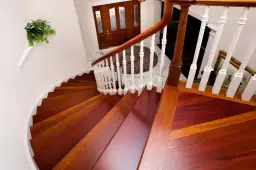 Jak pielęgnować dębowe schody, aby uniknąć zniszczeń i zachować urok