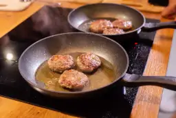 Ile stopni ma olej na patelni i jak zapewnić idealne smażenie