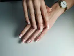 Czym się różni manicure hybrydowy od żelowego? Kluczowe różnice, które musisz znać