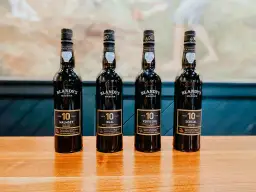 Cztery butelki wina z Madery Blandy's, każda z 10-letnim starzeniem.