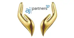 Złote dłonie symbolizują troskę. AJ Partners - ranking firm opiekuńczych. Opieka nad seniorem w domu.