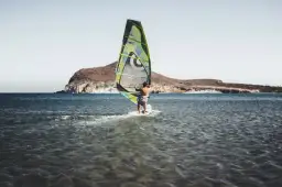 Gdzie na windsurfing w Europie? Odkryj najlepsze miejsca i porady