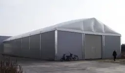 Hala namiotowa: Budynek czy obiekt tymczasowy? Uniknij kar!