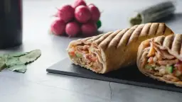 Kebab w bułce czy tortilla - co wybrać dla zdrowszego posiłku?