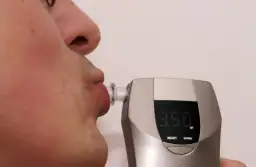 Czy pracodawca ma prawo zbadać alkomatem? Poznaj swoje prawa