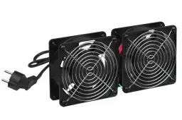 Dwa wentylatory z metalowymi osłonami i kablem zasilającym.