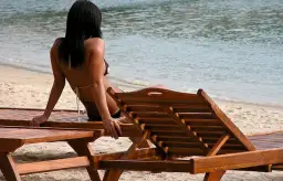 Dlaczego opalenizna nad morzem jest inna i trwalsza niż w innych miejscach