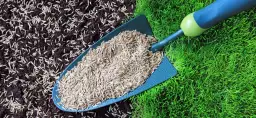 Łopatka z nasionami trawy na tle ziemi i gotowego trawnika. Zastanawiasz się, ile trawy na 1000m2?