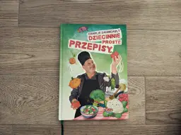 Książka "Dziecinnie proste przepisy" Charlie'ego Daigneaulta. Pokazuje, co może ugotować 10 latka, z zabawnymi warzywami i szefem kuchni.