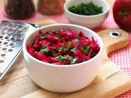 Jak zrobić surówkę z buraczków - prosta i smaczna receptura na zdrowie
