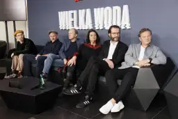 Wielka woda obsada siedzi na kanapie. W tle biały napis "WIELKA WODA".