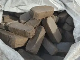 Gdzie kupić brykiet torfowy? Sprawdź najlepsze oferty i ceny