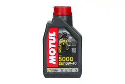 Butelka oleju Motul 5000 10W-40 z motocyklistą na etykiecie.