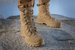 Beżowe buty taktyczne na kamienistym podłożu. Nawet jeśli uwierający szew w bucie nie przeszkadza, to te buty zapewnią komfort.