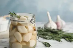 Woda czosnkowa dla roślin: przepis, zastosowanie i lista gatunków