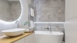 Najlepsze pomysły na ściany w małej łazience - 10 inspiracji