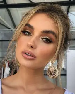 Jak idealnie dobrać makijaż do złotej sukienki – porady i inspiracje