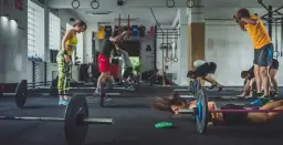 Jak często trenować crossfit, by uniknąć przetrenowania i kontuzji?