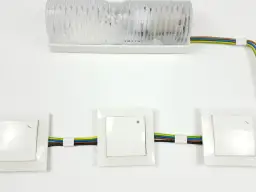 Jak podłączyć prąd na klatce schodowej bezpiecznie i skutecznie